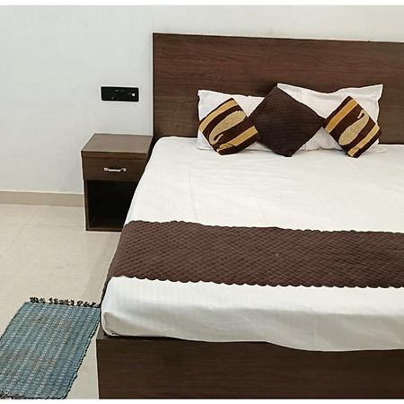 Hotel Aparna Grand Near Ram Janam Bhoomi And Temple - Fully Air Conditioned - Free Wifi Available - Best Budget Hotel In Ayodhya Exterior foto