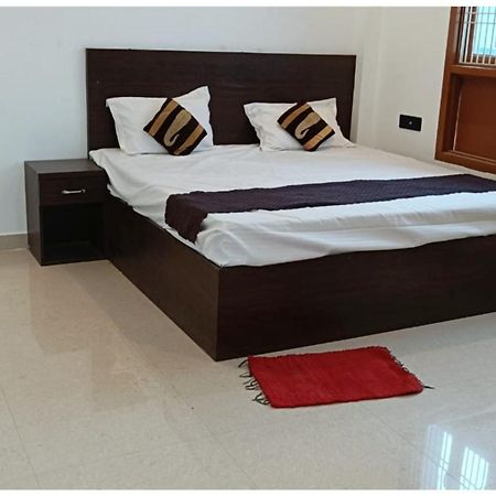Hotel Aparna Grand Near Ram Janam Bhoomi And Temple - Fully Air Conditioned - Free Wifi Available - Best Budget Hotel In Ayodhya Exterior foto