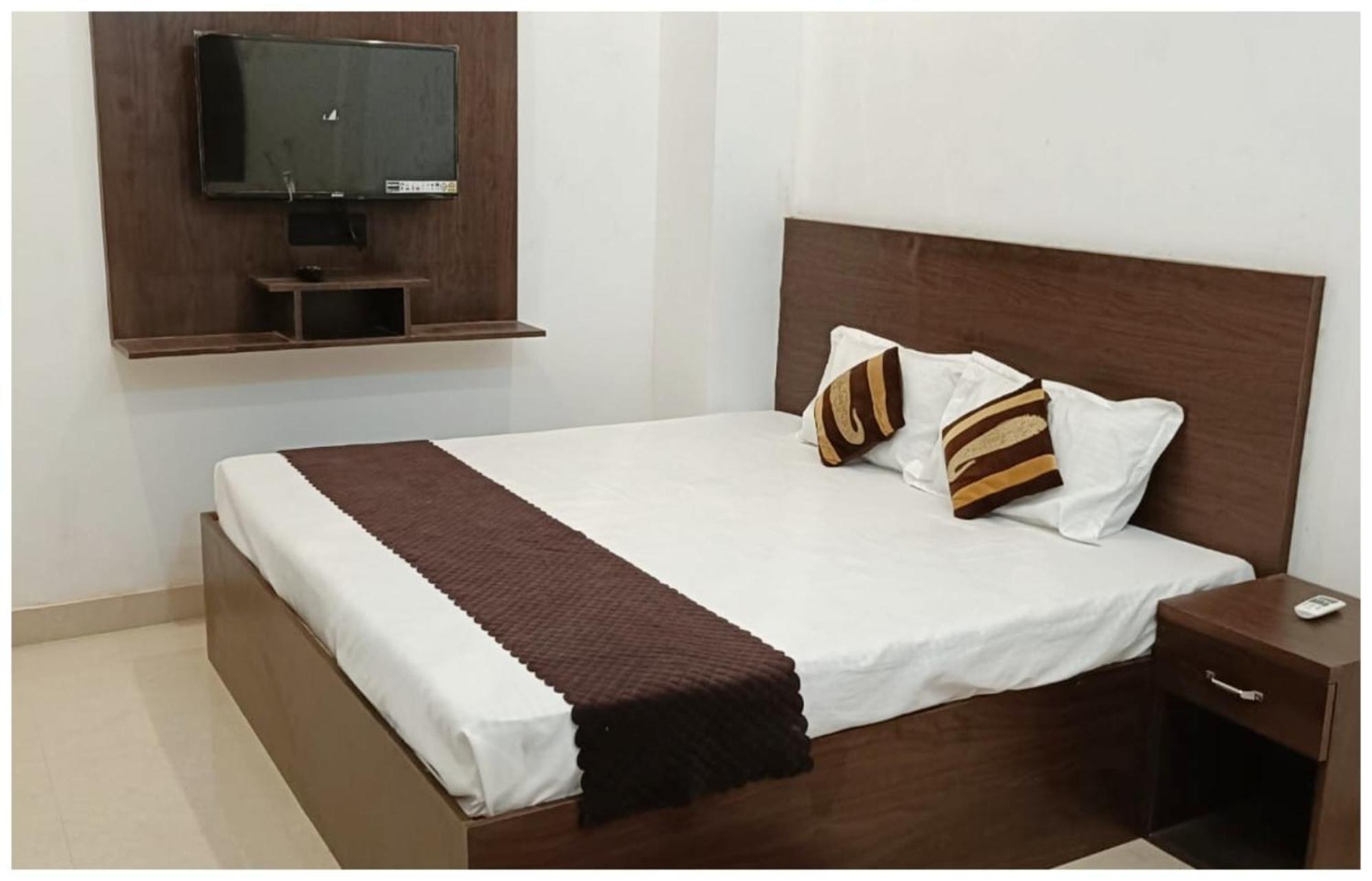 Hotel Aparna Grand Near Ram Janam Bhoomi And Temple - Fully Air Conditioned - Free Wifi Available - Best Budget Hotel In Ayodhya Exterior foto